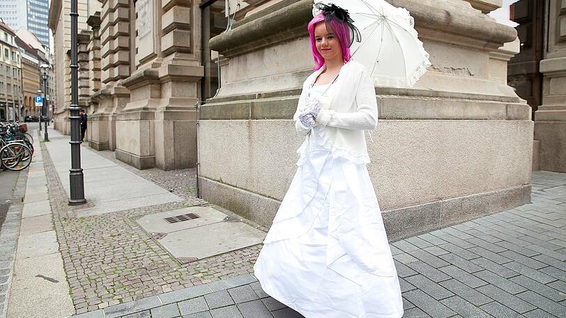 Pinke Haare und weißes Kleid: Eine Teilnehmerin des Wave-Gotik-Treffens.