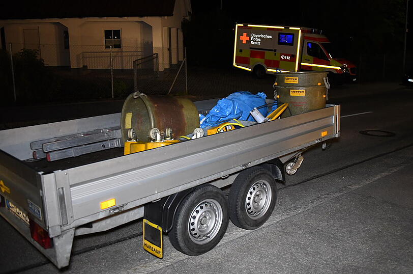 In Ergoldsbach sind nach einem Traktor-Unfall rund 3.000 Liter Pflanzenschutzmittel in einen kleinen Bach geflossen - acht Einsatzkräfte klagten im Anschluss über Beschwerden.