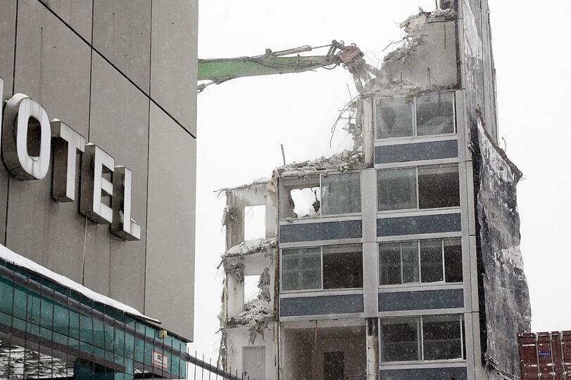 Das "Holiday Inn" wird abgerissen. Die Bilder von der Baustelle