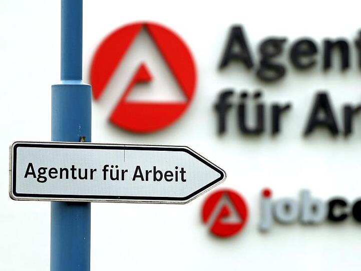 Ein Schild weist den Weg zur Agentur für Arbeit.