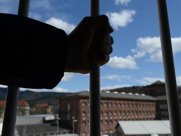 In der Justizvollzugsanstalt Würzburg steht ein Beamter unter dem Verdacht der Bestechlichkeit. Foto: Patrick Seeger/Archiv