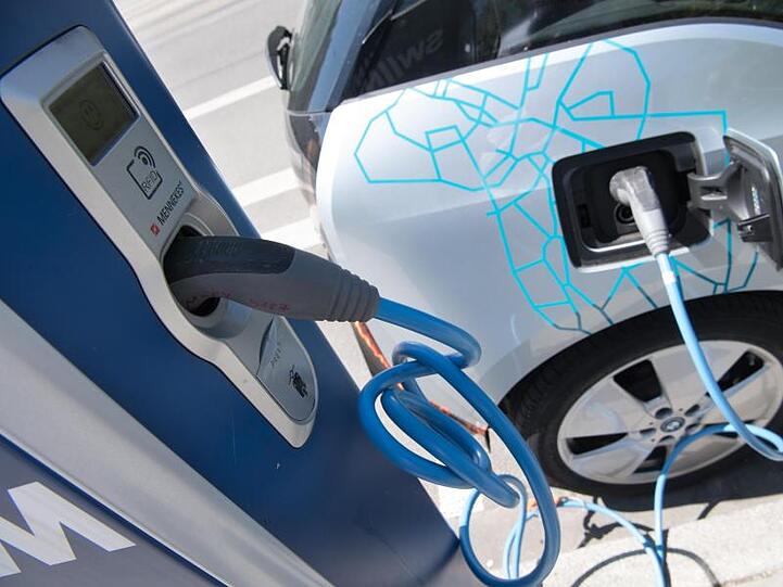 Ein Parkplatz extra für Elektrofahrzeuge an der Münchner Freiheit. Foto: Peter Kneffel/Archivbild