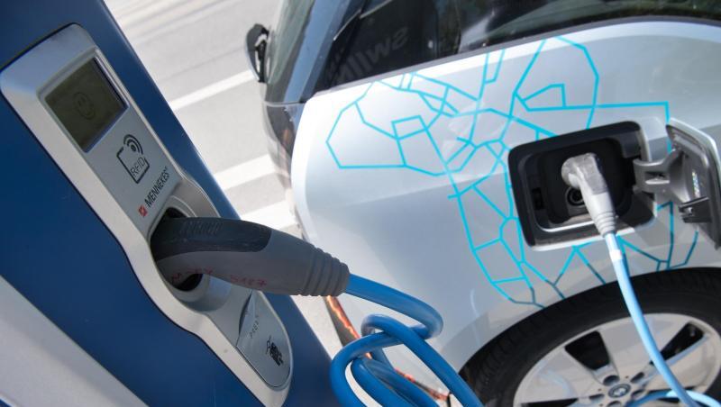Ein Parkplatz extra für Elektrofahrzeuge an der Münchner Freiheit. Foto: Peter Kneffel/Archivbild Ein Parkplatz extra für Elektrofahrzeuge an der Münchner Freiheit. Foto: Peter Kneffel/Archivbild