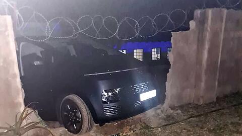 Ein Auto hat nahe des Numbi-Eingangs zum Kruger-Nationalpark eine Mauer durchbrochen. Ein deutscher Tourist aus Fulda ist bei dem Raubüberfall 2022 erschossen worden.