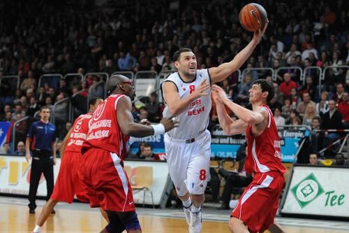 Enorm in Form: Bambergs Predrag Suput (Mitte) steuerte zum 83:67-Sieg in Bremerhaven 31 Punkte bei.