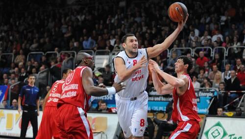 Enorm in Form: Bambergs Predrag Suput (Mitte) steuerte zum 83:67-Sieg in Bremerhaven 31 Punkte bei. Enorm in Form: Bambergs Predrag Suput (Mitte) steuerte zum 83:67-Sieg in Bremerhaven 31 Punkte bei.