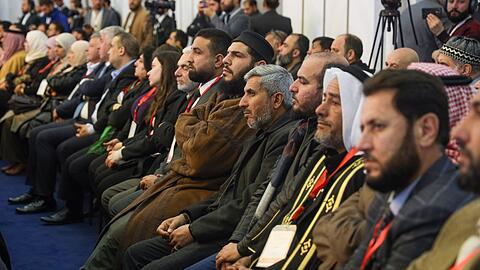 Wie es in Syrien - hier Teilnehmer an einer Konferenz für nationalen Dialog - nach dem Sturz von Langzeitmachthaber Baschar al-Assad weitergeht, ist offen.