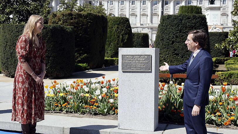 Prinzessin Amalia der Niederlande und Madrids Bürgermeister José Luis Martínez-Almeida enthüllen am neuen Tulpengarten an der Plaza de Oriente eine Gedenktafel.