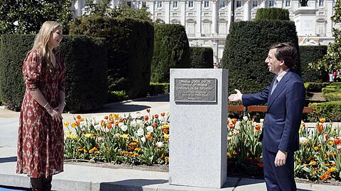 Prinzessin Amalia der Niederlande und Madrids Bürgermeister José Luis Martínez-Almeida enthüllen am neuen Tulpengarten an der Plaza de Oriente eine Gedenktafel.