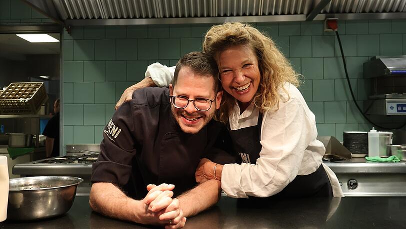 Starköchin Haya Molcho mit dem Küchenchef des Neni, Marcel Wiesbeck. In dem Münchner Lokal gibt s jetzt eine neue Eventreihe. Starköchin Haya Molcho mit dem Küchenchef des Neni, Marcel Wiesbeck. In dem Münchner Lokal gibt s jetzt eine neue Eventreihe.
