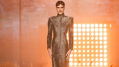 Lukas darf das begehrteste St&uuml;ck der ersten Fashionshow tragen: Ein aus tausenden Sicherheitsnadeln bestehendes Kleid - beim Walk hat er seine liebe M&uuml;he damit.
