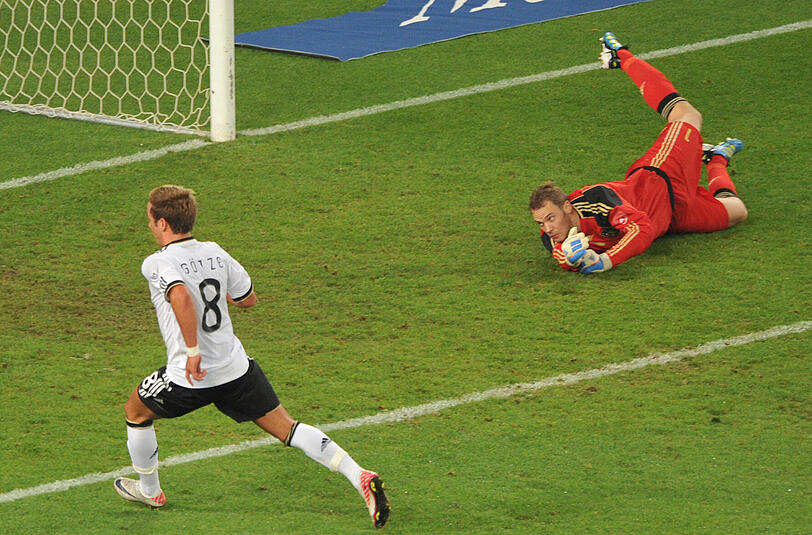 MANUEL NEUER: Spiel eins nach dem Gladbach-Patzer. Entschärfte den Freistoß von Alves mit den Fäusten (33.), wenig zu tun: NOTE 3