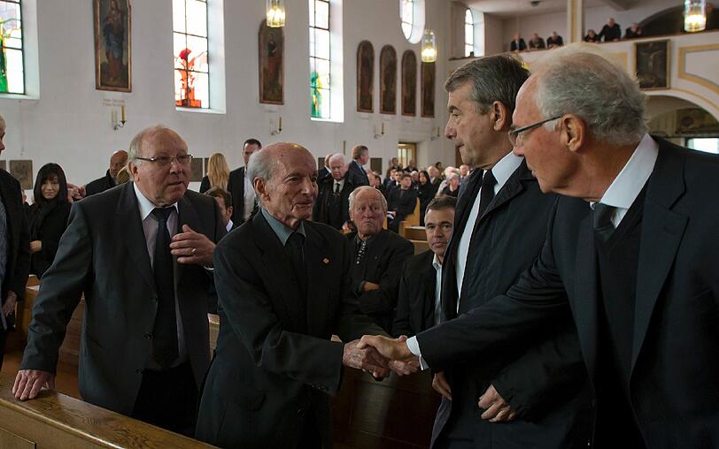 Franz Beckenbauer (v.r.), DFB-Präsident Wolfgang Niersbach, der ehemalige Fußballtrainer Dettmar Cramer und Uwe Seeler.