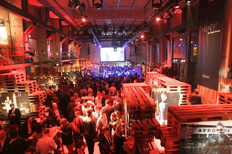 Über 500 geladene Gäste feierten im Berliner E-Werk die Premiere des Arthouse-Films von Star Fotograf Mayk Azzato.