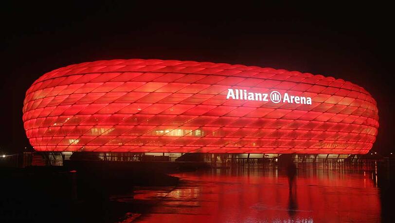 Die Allianz Arena erstrahlt in Rot: So lieben es die Fans des FC Bayern. Die Allianz Arena erstrahlt in Rot: So lieben es die Fans des FC Bayern.