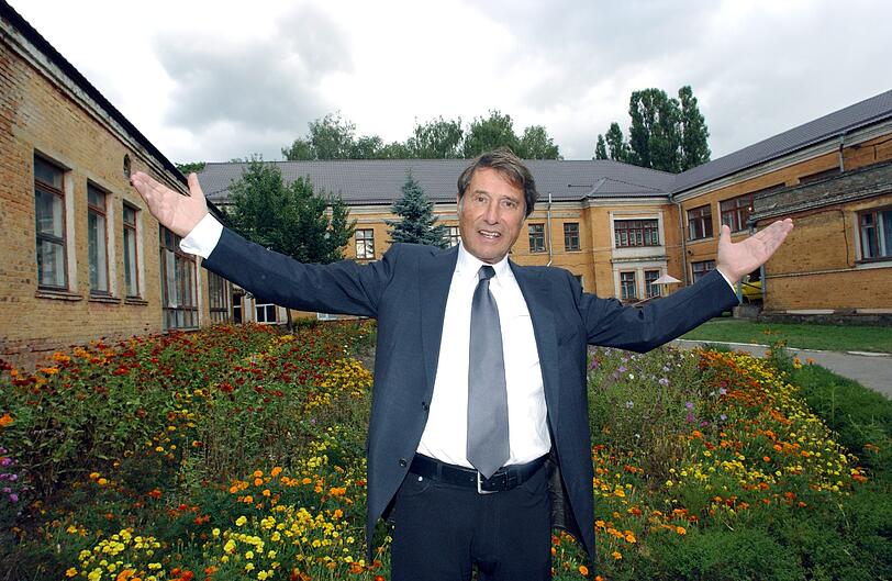 Udo Jürgens war ein Künstler, der sich auch für die Benachteiligten einsetzte. Hier vor dem Waisenhaus für sehbehinderte Kinder in der Stadt Tschernigow in der Ukraine, das er mit seiner "Udo Jürgens Stiftung" unterstützte.