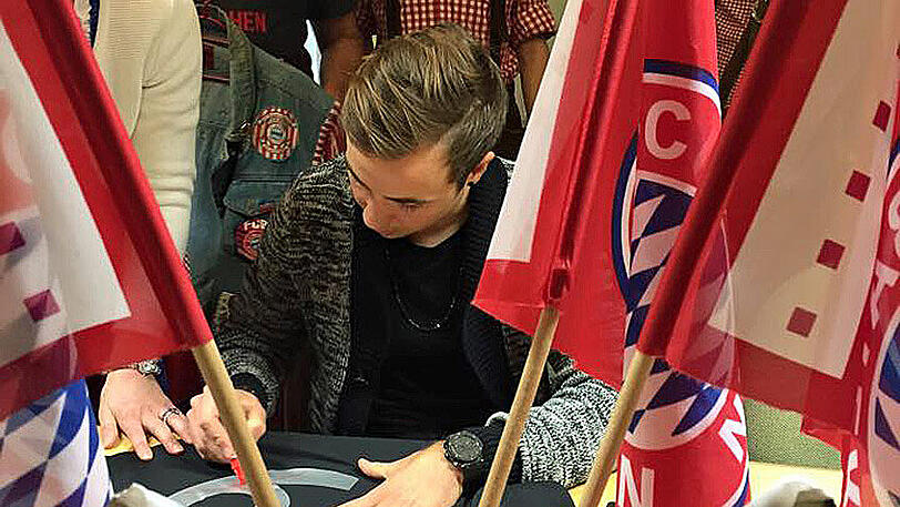 Mario Götze stattete den Red Stars Attenhausen einen Besuch ab