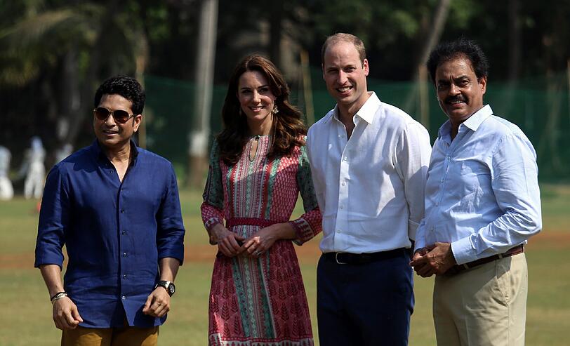 Kate und William beim Cricketspielen während ihrer großen Indien-Tour.
