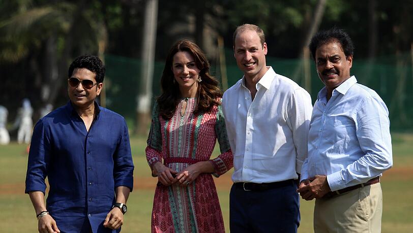 Kate und William beim Cricketspielen während ihrer großen Indien-Tour. Kate und William beim Cricketspielen während ihrer großen Indien-Tour.