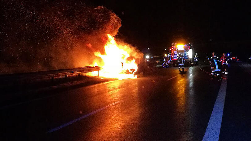 Nachdem der in Flammen stehende Hummer unkontrolliert über die Autobahn gerollt war, brannte er an der Mittelleitplanke völlig aus. Die Bilder.