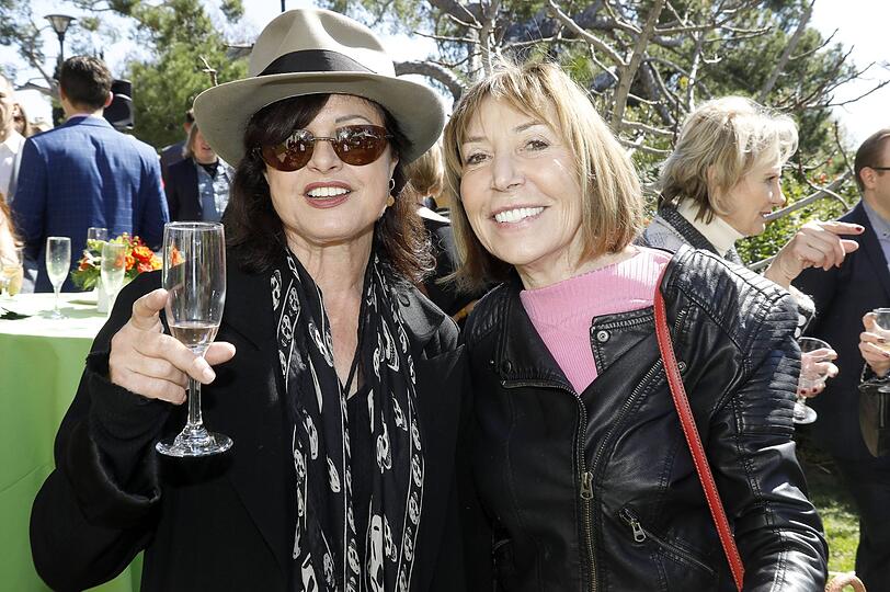 Uschi Obermaier und Frances Schönberger haben sichtlich Spaß.