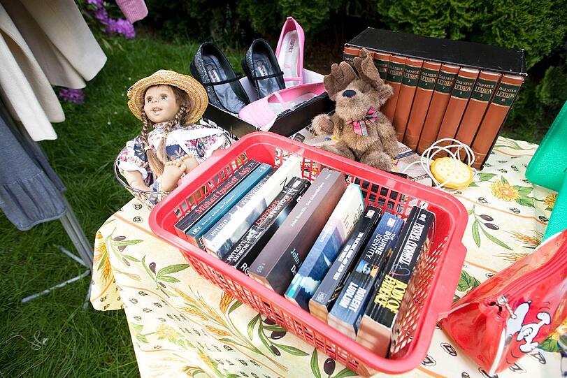 Blick hinter die Hausfassaden ins Grüne: der Gartenflohmarkt in Gern. Die Fotos.