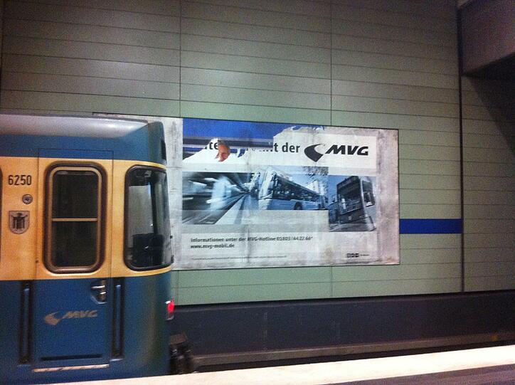 Zeugen der Vergangenheit: Das Plakat der Verkehrsbetriebe ist verbleicht.