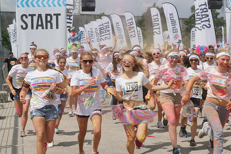 Beim Color Run steht der bunte Spaß im Mittelpunkt und nicht die sportliche Leistung. Die besten Bilder vom Lauf am Sonntag im Riemer Park.