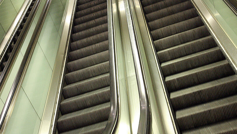 Der Mann lief die nach oben fahrende Rolltreppe nach unten. (Symbolbild) Der Mann lief die nach oben fahrende Rolltreppe nach unten. (Symbolbild)