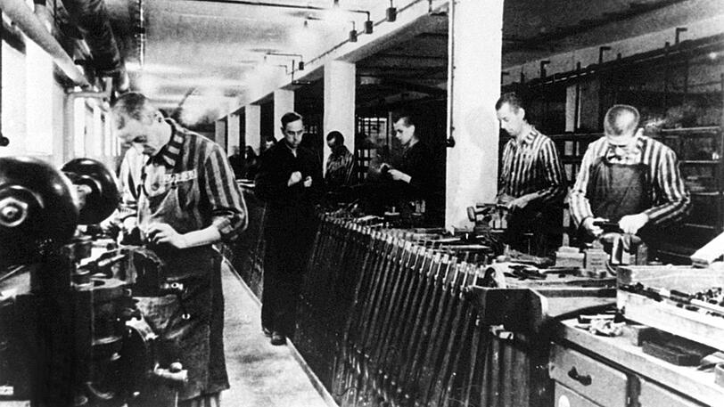 1935: Die Häftlinge des KZs müssen in Maschinenfabriken arbeiten.