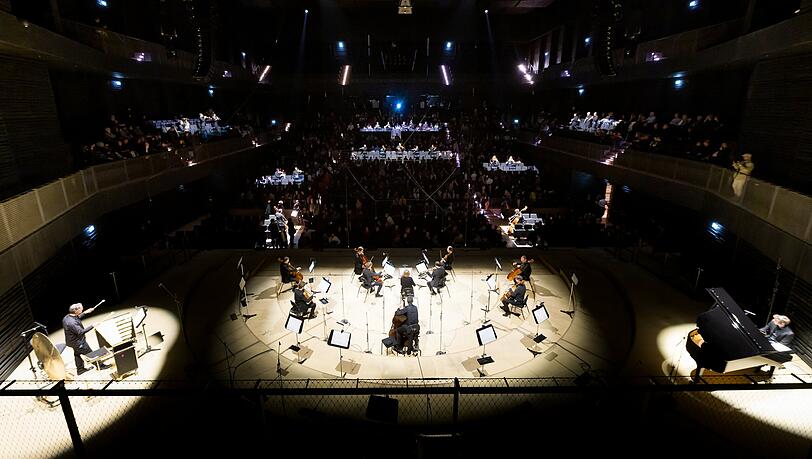 Bei Terry Rileys "In C" verteilten sich die Musiker und das Publikum in der Isarphilharmonie.