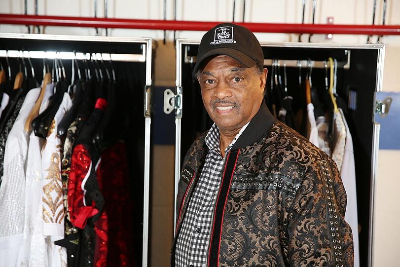 Kool (Robert Kool) Bell, ohne Gang, vor den Bühnenoutfits.