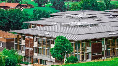 Außenansicht des Kreiskrankenhaus Agatharied, das wie eine kleine Stadt konzipiert und gebaut wurde.