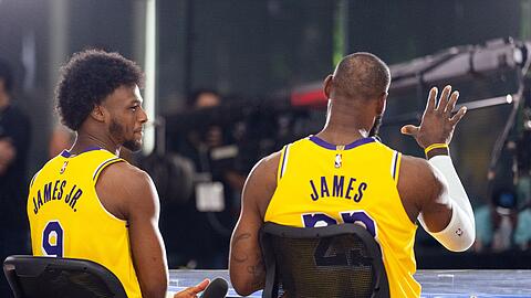 Wollen auch in der regulären Saison gemeinsam auflaufen: Bronny James (l) und LeBron James.
