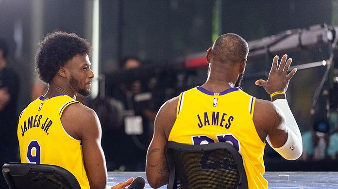 Wollen auch in der regulären Saison gemeinsam auflaufen: Bronny James (l) und LeBron James.