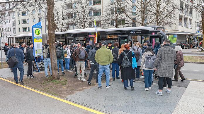 Am Montag geht der Schienenersatzverkehr in die zweite Phase. Während es an den Haltstellen meist ruhig zu geht, staut es sich an der Brudermühlstraße dann doch einmal, als die AZ vor Ort ist.
