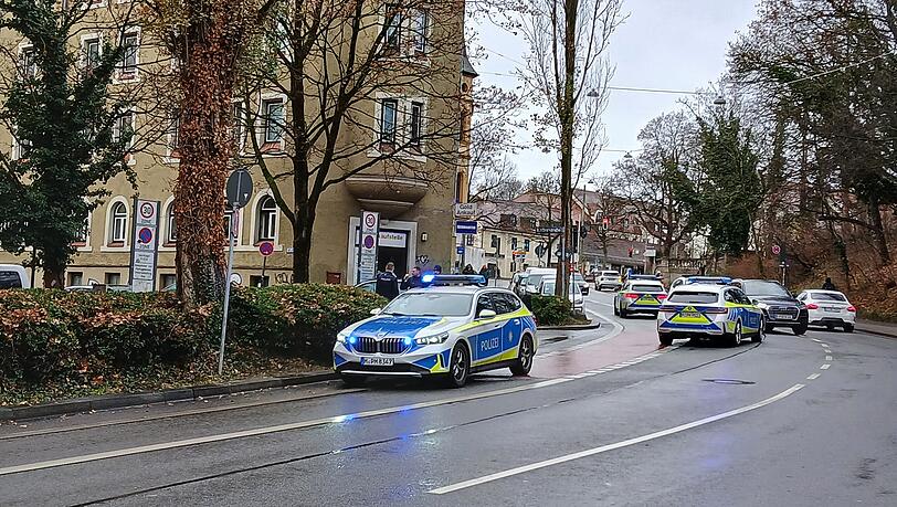 Großeinsatz der Polizei in Sending. Eine Party mit Drogen und viel Alkohol ist aus dem Ruder gelaufen.