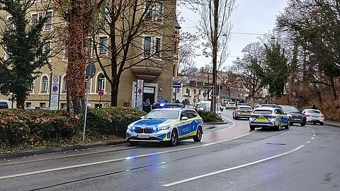 Großeinsatz der Polizei in Sending. Eine Party mit Drogen und viel Alkohol ist aus dem Ruder gelaufen.