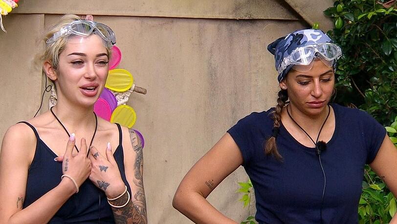 Ariel (l.) wollte im Dschungelcamp nicht mit Eva Benetatou antreten.