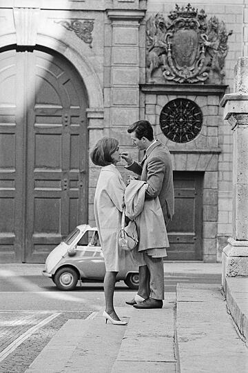 Flirt-Szene mit Automobil-Geschichte: Beim Käfer säuselt er verliebt (l.), bei der Isetta fasst er sie an (M.) . . .