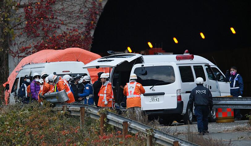 Rettungskräfte stehen am Tunnelportal bereit.