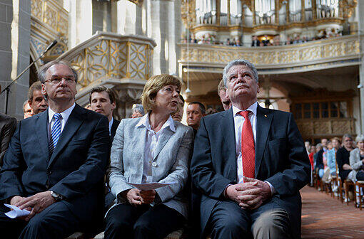 Gemeinsam mit seiner Lebensgefährtin Daniela Schadt (mitte) und dem sachsen-anhaltinischen Ministerpräsident Reiner Haseloff (CDU, links) betet Bundespräsident Joachim Gauck (rechts) in der Marktkirche von Halle. Die Bilder.