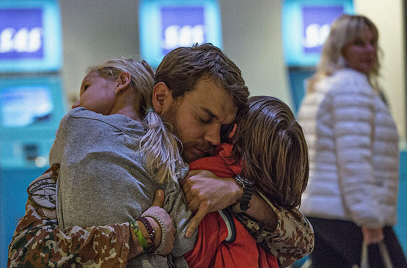Claus Michael Pedersen (Pilou Asbaek) freut sich seine Kinder wiederzusehen,