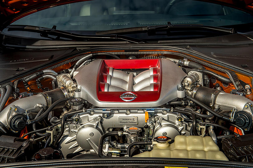 Alles Handarbeit: Die Motoren des Nissan GT-R werden von hochspezialisierten Handwerksmeistern zusammengeschraubt, deren Name auf einer Plakette festgehalten ist.