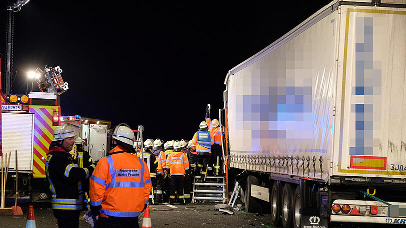 Die Fahrerkabine des Lkw wurde eingedrückt - der Fahrer kam mit lebensgefährlichen Verletzungen ins Krankenhaus.