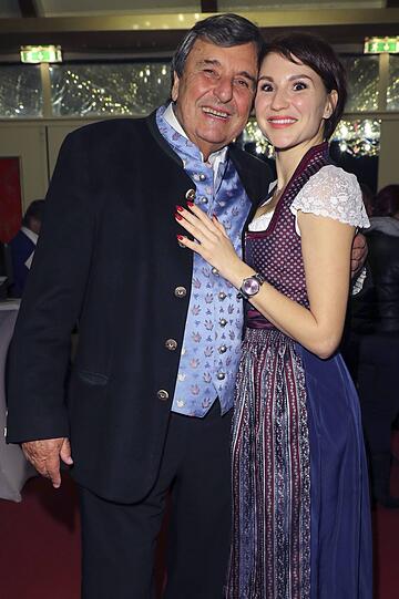 Wiesnwirt Peter Pongratz mit seiner neuen Freundin Elen