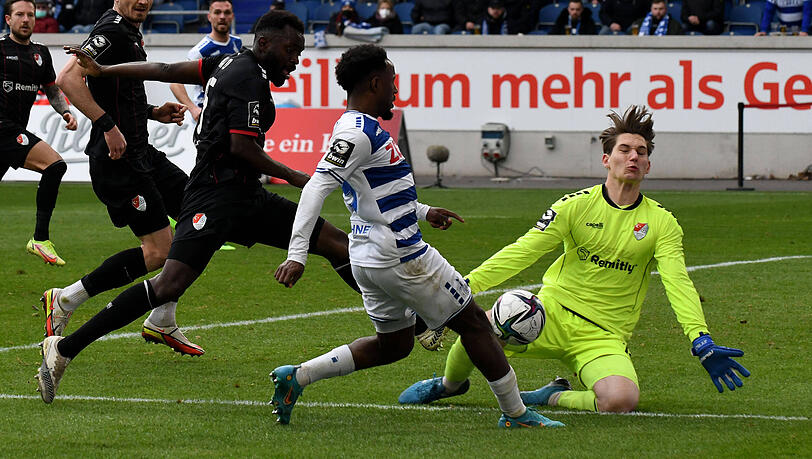 Der Duisburger John Yeboah scheitert an Türkgügücs Keeper Michael Wagner.