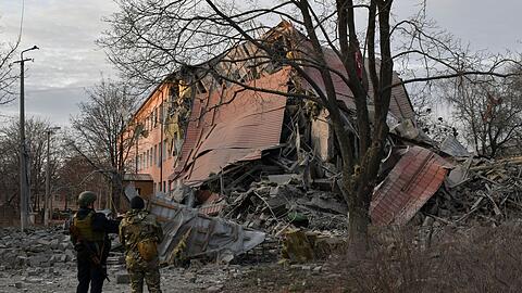 Eine durch Beschuss besch&auml;digte Schule in Kramatorsk.