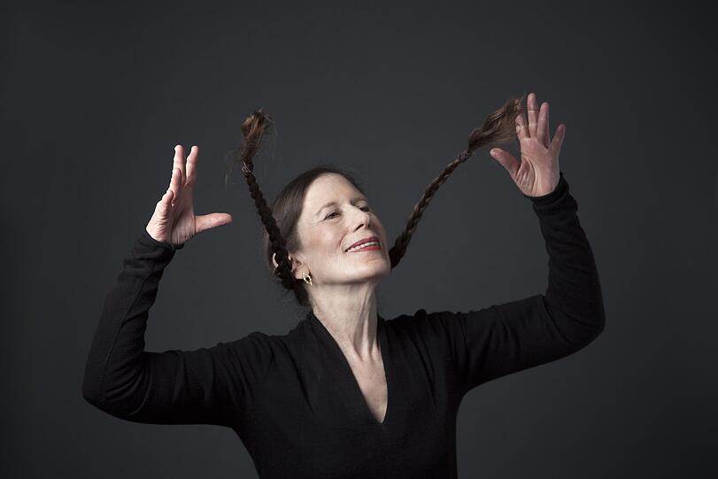 Typische Geste und immer mit Zöpfen: Meredith Monk denkt ständig über alle Genres hinweg. Da braucht es vielleicht auch ein paar Standards für den Auftritt.