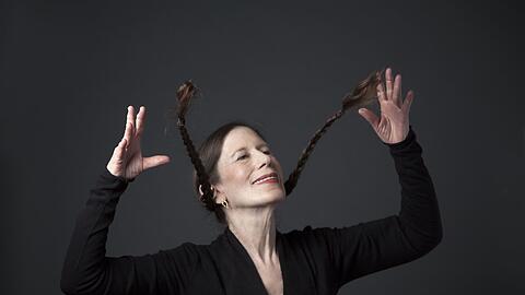 Typische Geste und immer mit Zöpfen: Meredith Monk denkt ständig über alle Genres hinweg. Da braucht es vielleicht auch ein paar Standards für den Auftritt.